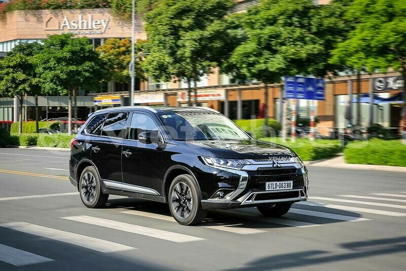 Big with watermark mitsubishi outlander hanoi saigon 15227