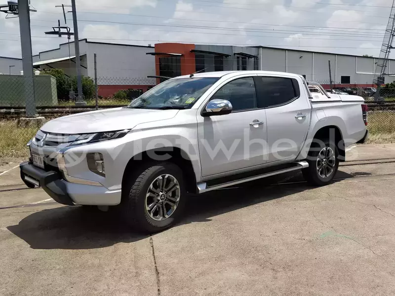Big with watermark mitsubishi triton hanoi saigon 15241