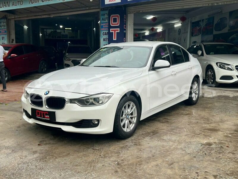 Big with watermark bmw 320i hanoi saigon 15269