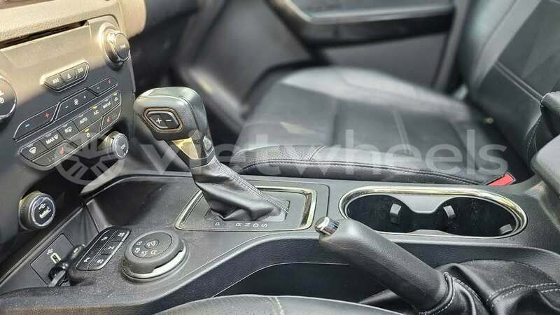 Big with watermark ford everest tinh lam gjong gjam rong 37189