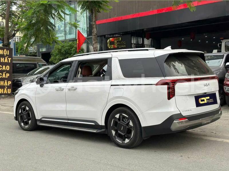 Big with watermark kia carnival tinh lam gjong gjam rong 39021