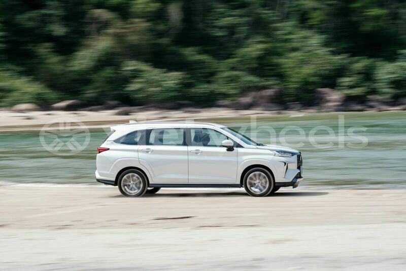 Big with watermark toyota veloz cross hanoi saigon 39563