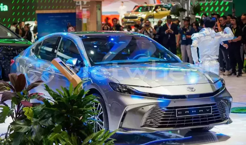 Big with watermark toyota camry hanoi saigon 39565