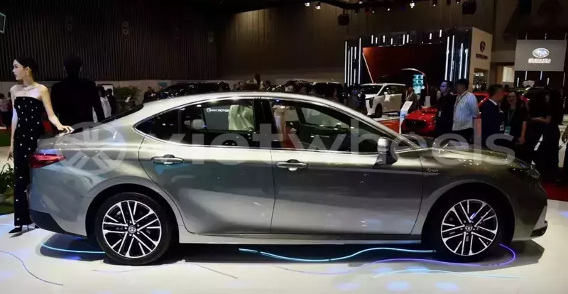 Big with watermark toyota camry hanoi saigon 39565