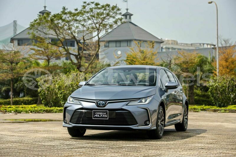 Big with watermark toyota corolla altis hanoi saigon 39566