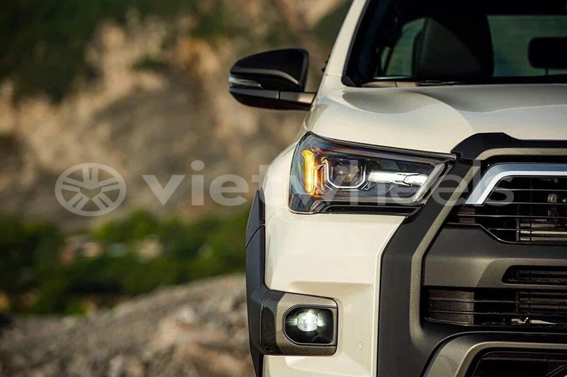 Big with watermark toyota hilux hanoi saigon 39567