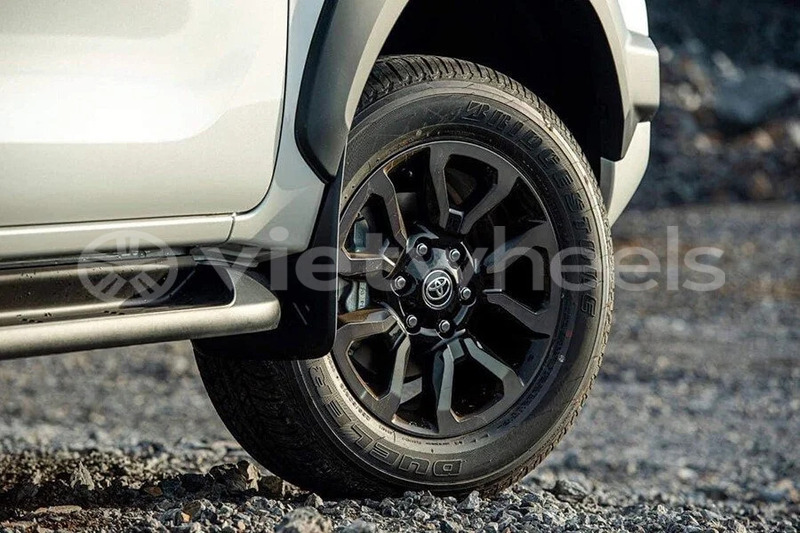 Big with watermark toyota hilux hanoi saigon 39567