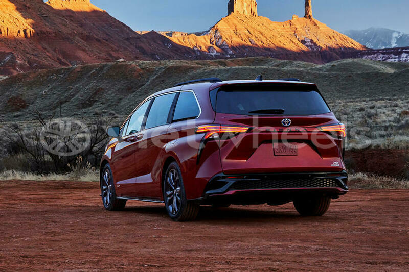 Big with watermark toyota sienna hanoi saigon 39578