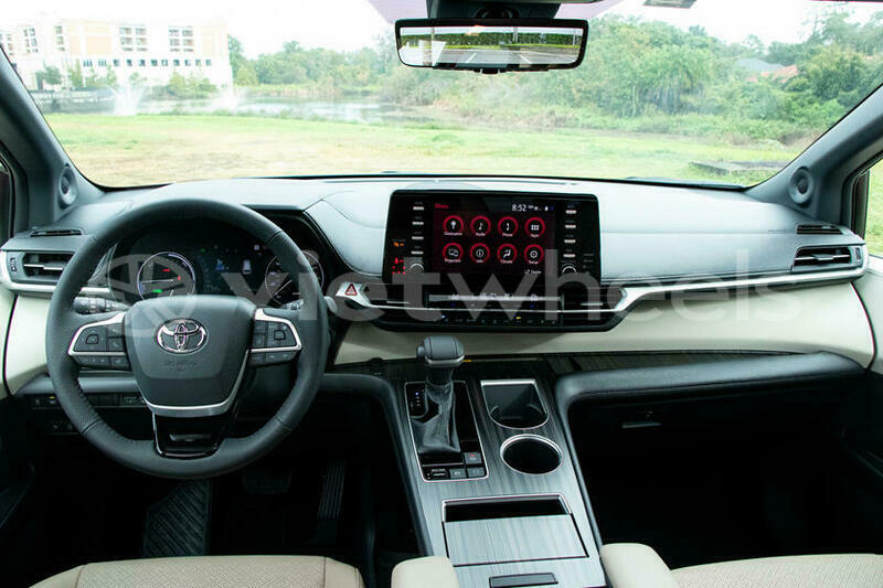 Big with watermark toyota sienna hanoi saigon 39578