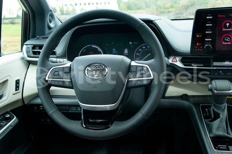 Big with watermark toyota sienna hanoi saigon 39578