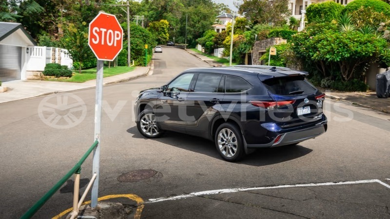 Big with watermark toyota highlander hanoi saigon 39587