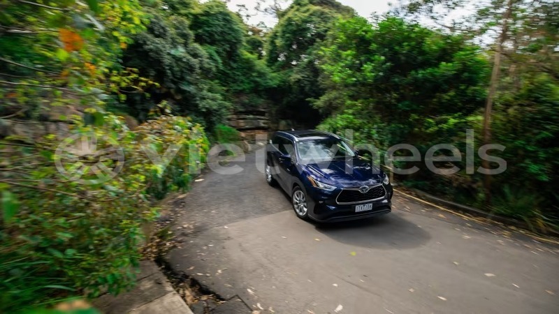 Big with watermark toyota highlander hanoi saigon 39587