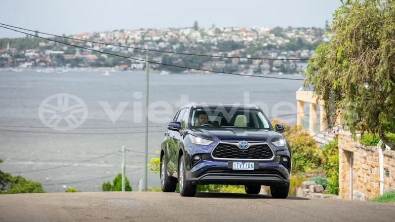 Big with watermark toyota highlander hanoi saigon 39587