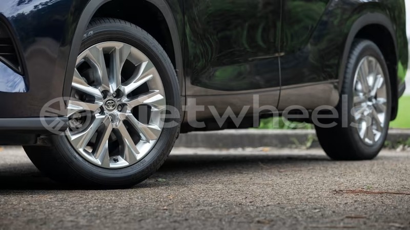 Big with watermark toyota highlander hanoi saigon 39587