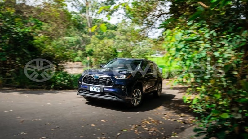 Big with watermark toyota highlander hanoi saigon 39587