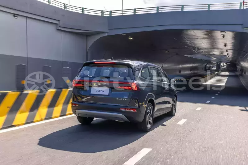 Big with watermark hyundai custin hanoi saigon 39607