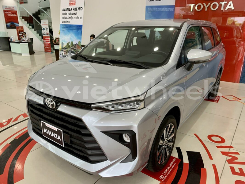 Big with watermark toyota avanza at hanoi saigon 39637