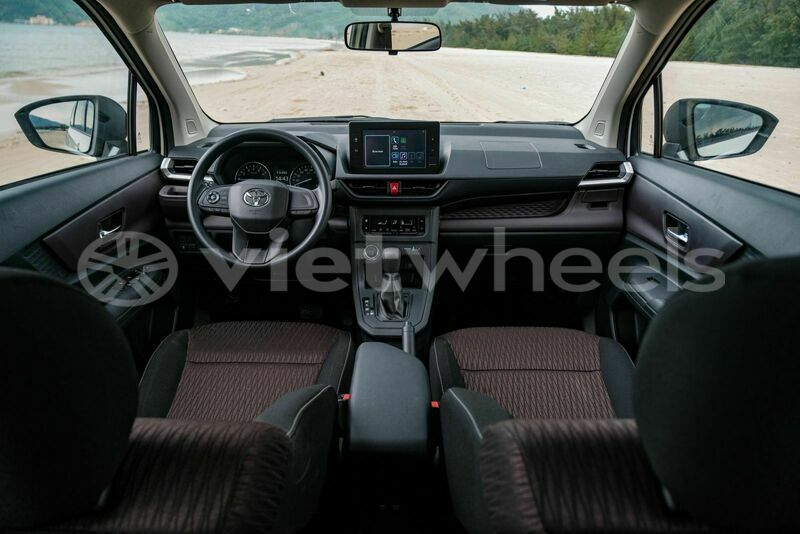 Big with watermark toyota avanza at hanoi saigon 39637