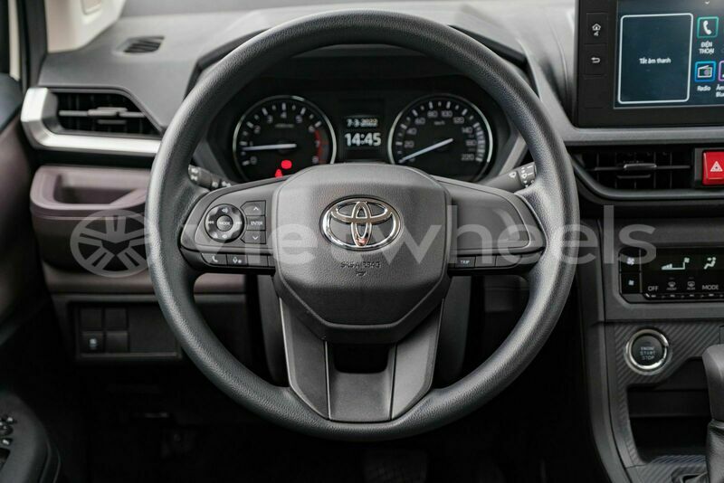 Big with watermark toyota avanza at hanoi saigon 39637