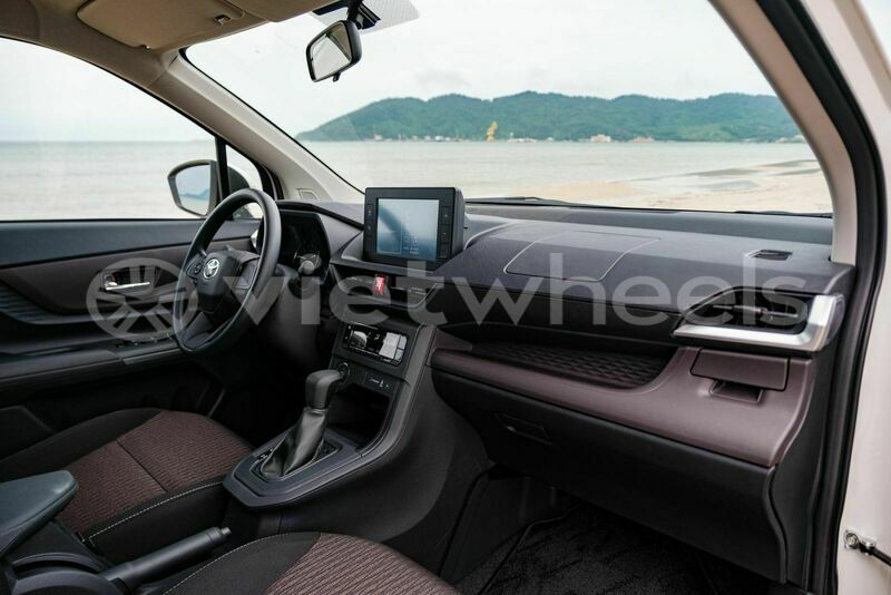 Big with watermark toyota avanza at hanoi saigon 39637