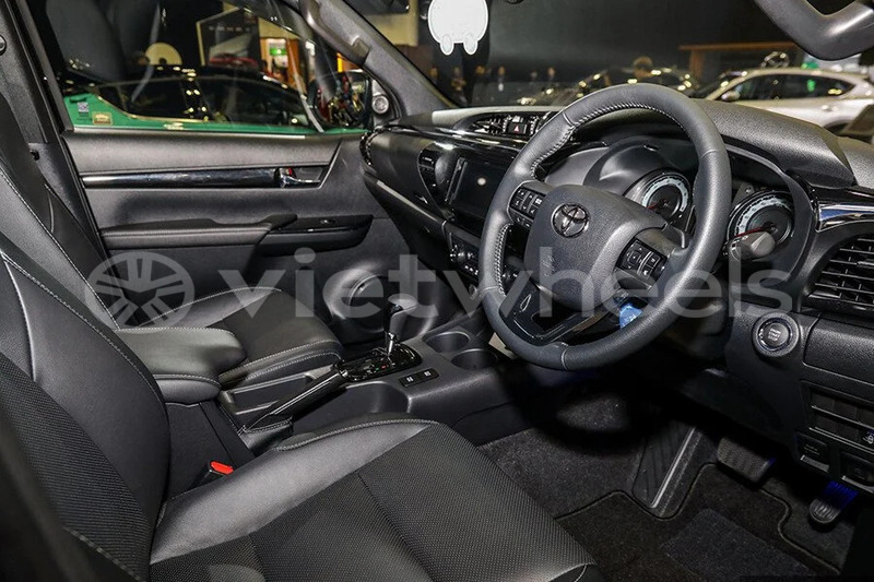 Big with watermark toyota hilux hanoi saigon 39644