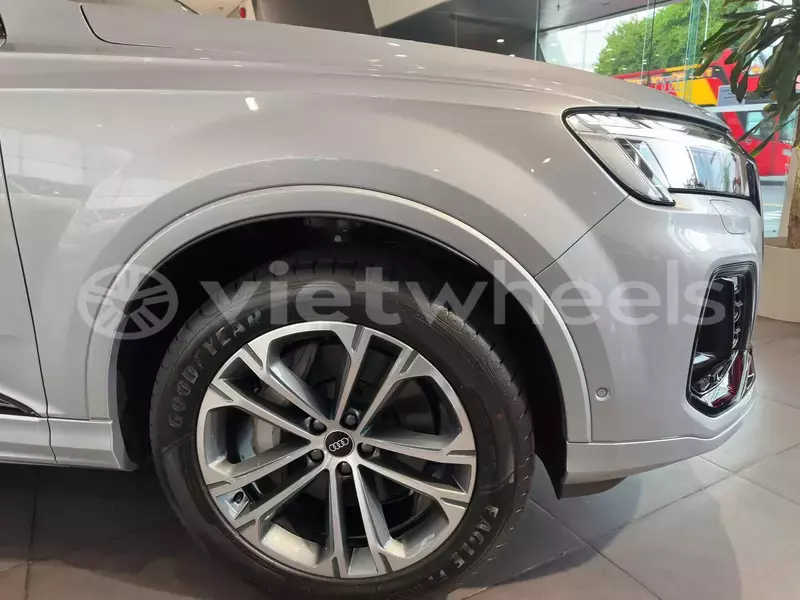 Big with watermark audi q7 hanoi saigon 46070