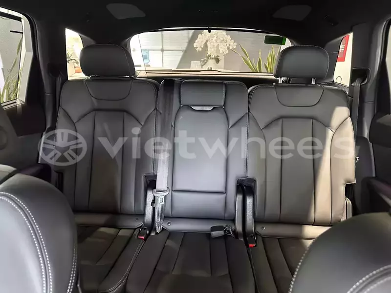 Big with watermark audi q7 hanoi saigon 46071