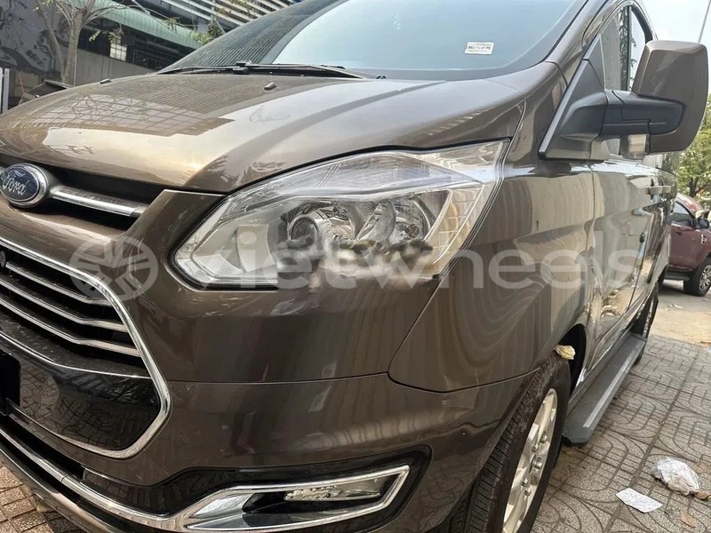 Big with watermark ford tourneo hanoi saigon 47010