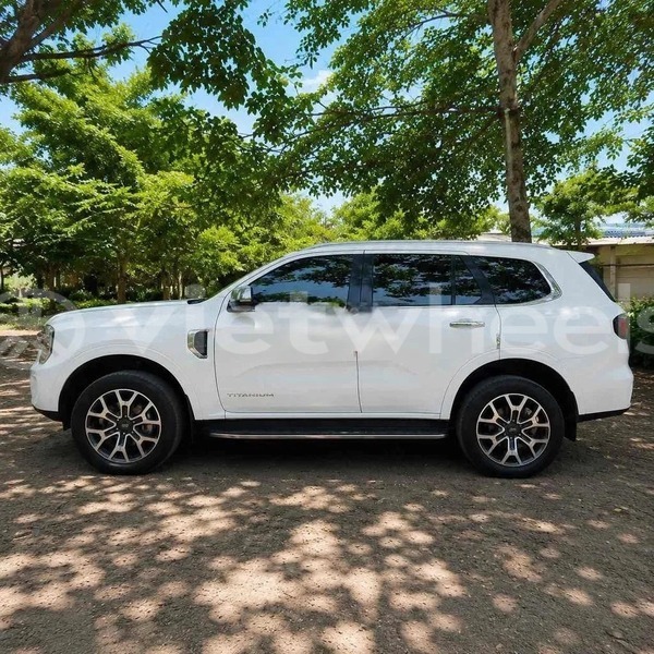Big with watermark ford everest hanoi saigon 47012
