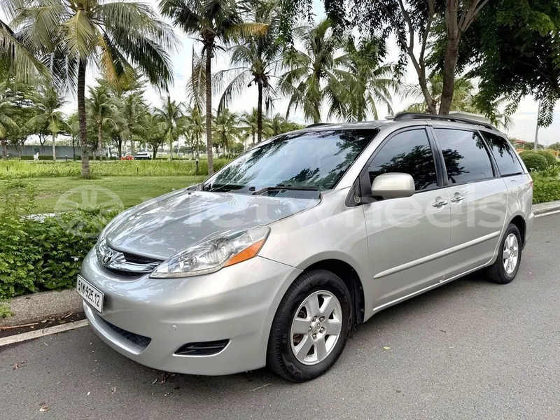 Big with watermark toyota sienna hanoi saigon 47056