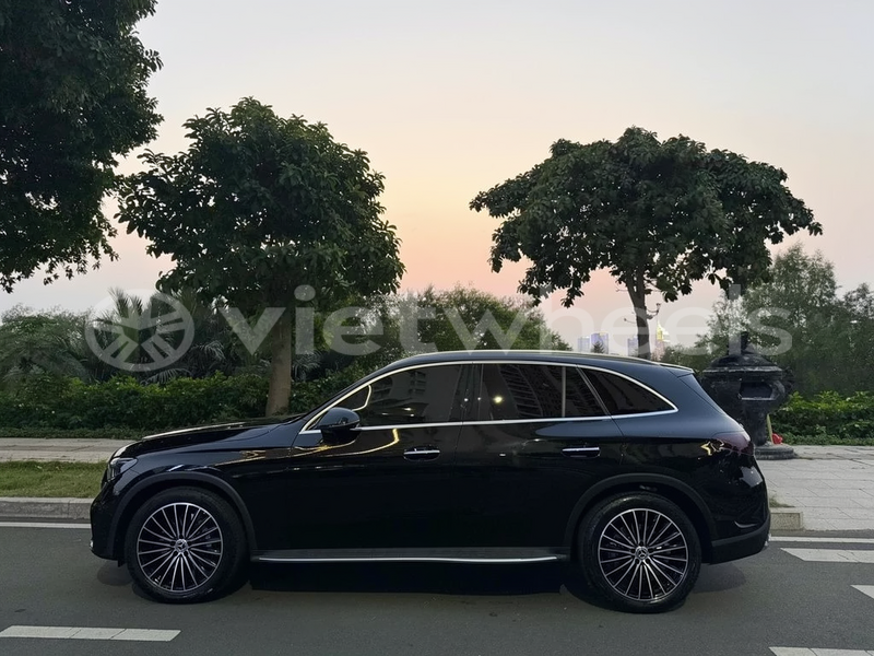 Big with watermark mercedes glc 300 4matic hanoi saigon 47061