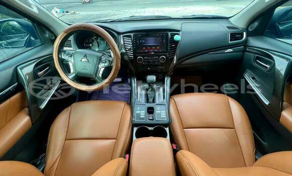 Buy Used Mitsubishi PAJERO Car Buy Used Mitsubishi PAJERO Car