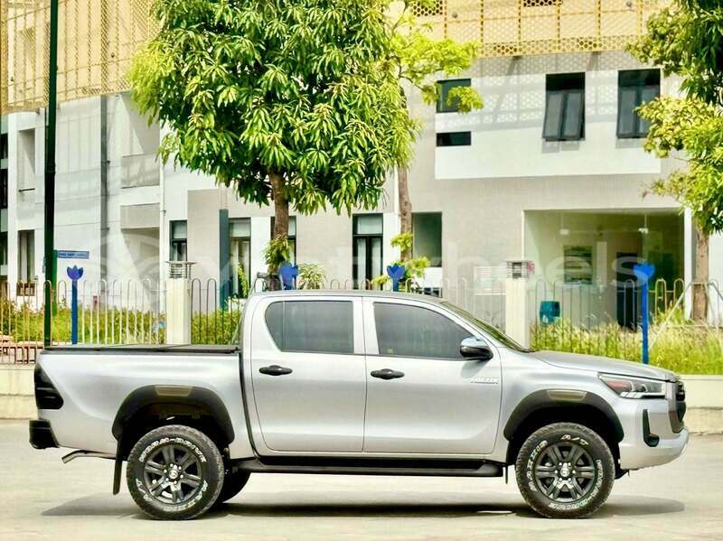 Big with watermark toyota hilux none cao bang 48543