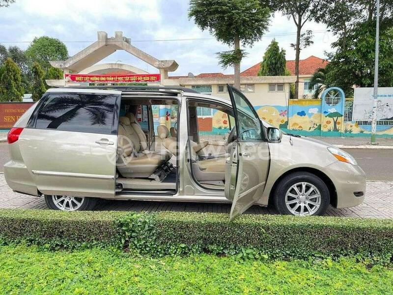 Big toyota sienna an giang huyen an phu 2855